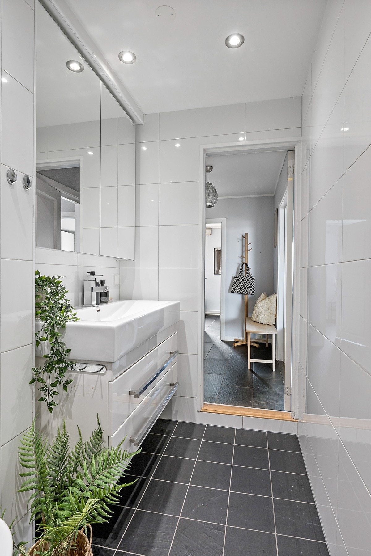 Det er gulvvarme, samt opplegg for vaskemaskin. Badet ble pusset opp i 2012 med unntak av sluk. Galleribilde