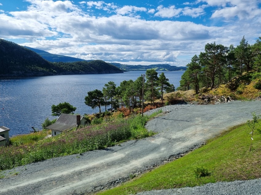 Djupvika. Turen er tilbakelagt på 1 time fra Trondheim og Steinkjer, og har du rask båt, kan turen gå sjøveien på 30 minutter fra kai i Trondheim. Velkommen til en hyggelig visning! Galleribilde