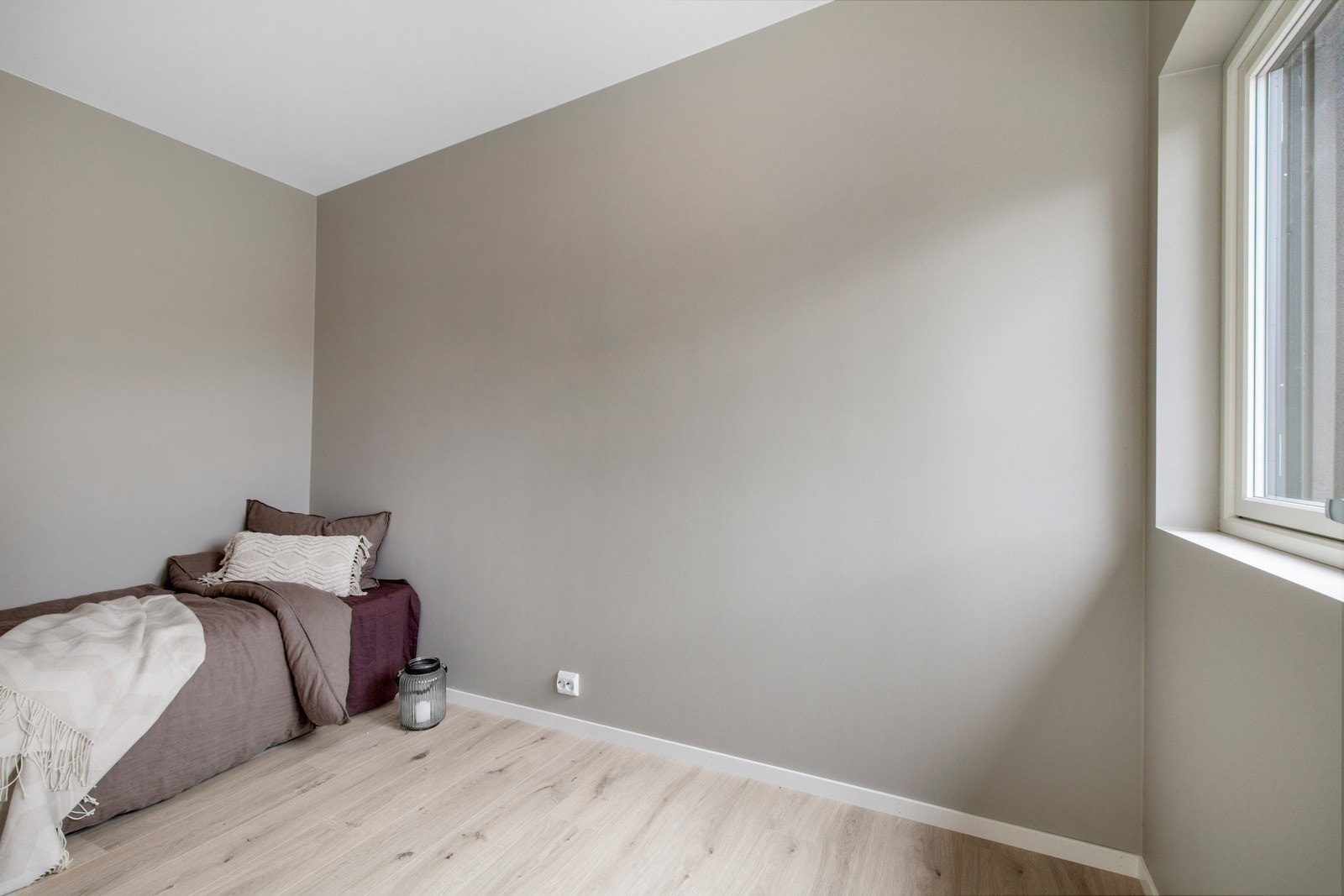 Ett av to soverom i anneks. God plass til sengeplasser for flere på overnatting. Galleribilde