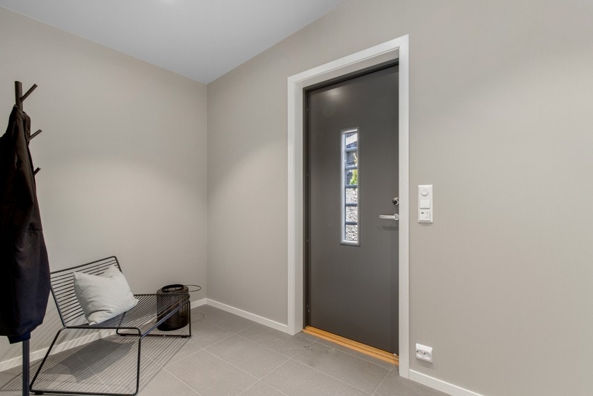 Gang med downlights i tak. Flislagt gulv med varmekabler. God plass til garderobe. Galleribilde