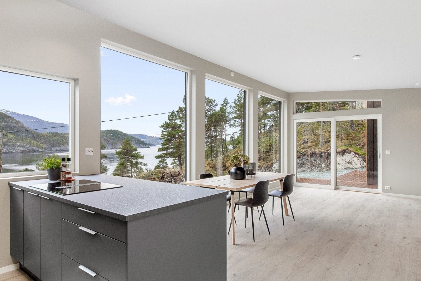 God romfølelse med store vinduer og sjenerøs takhøyde. Hev/senk skyvedør mot platting og anneks. Galleribilde