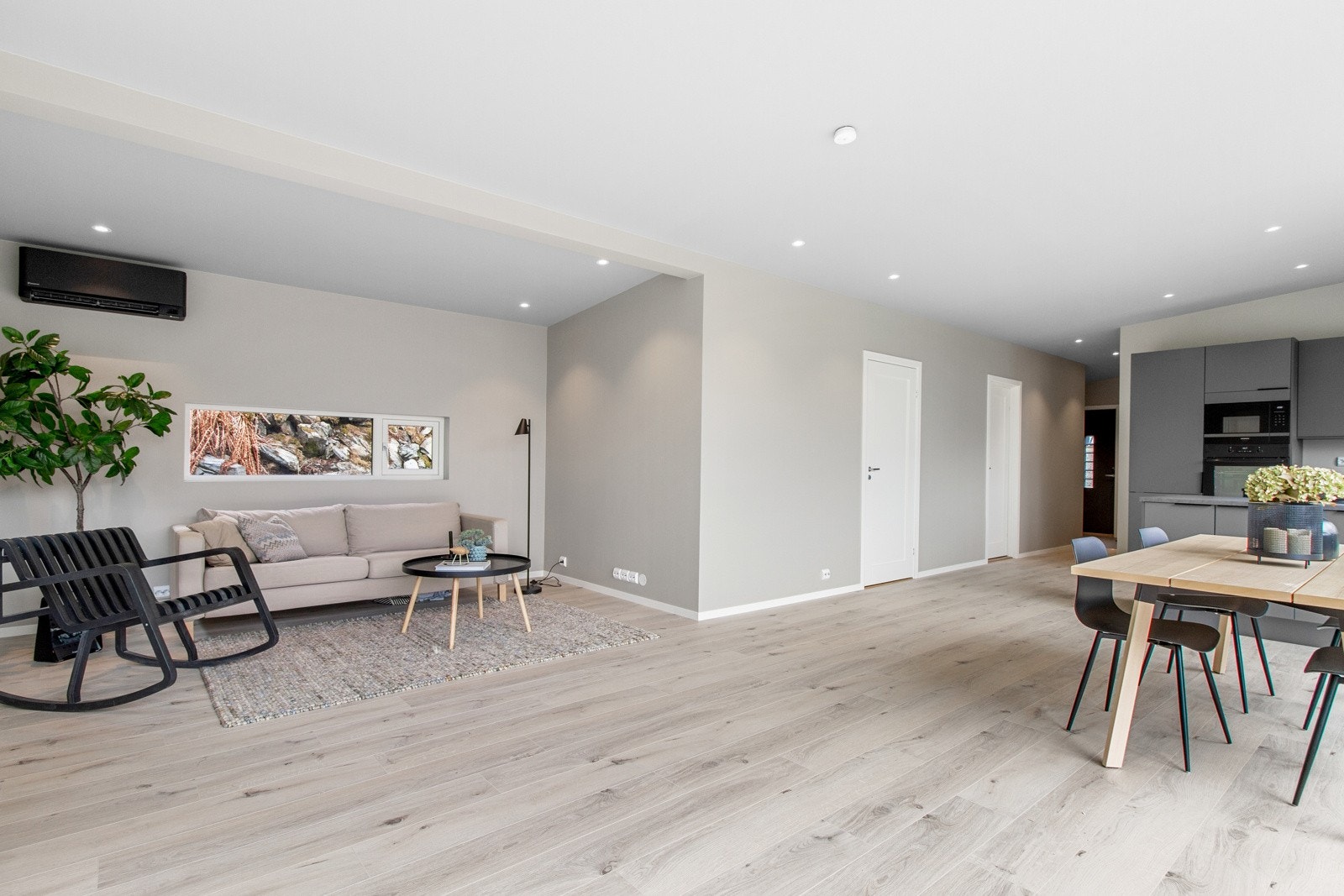 Utstrakt bruk av dimbare downlights, stikkontakter i nødvendig utstrekning, ett-speils innerdører med dempelister og varme i gulv. Galleribilde