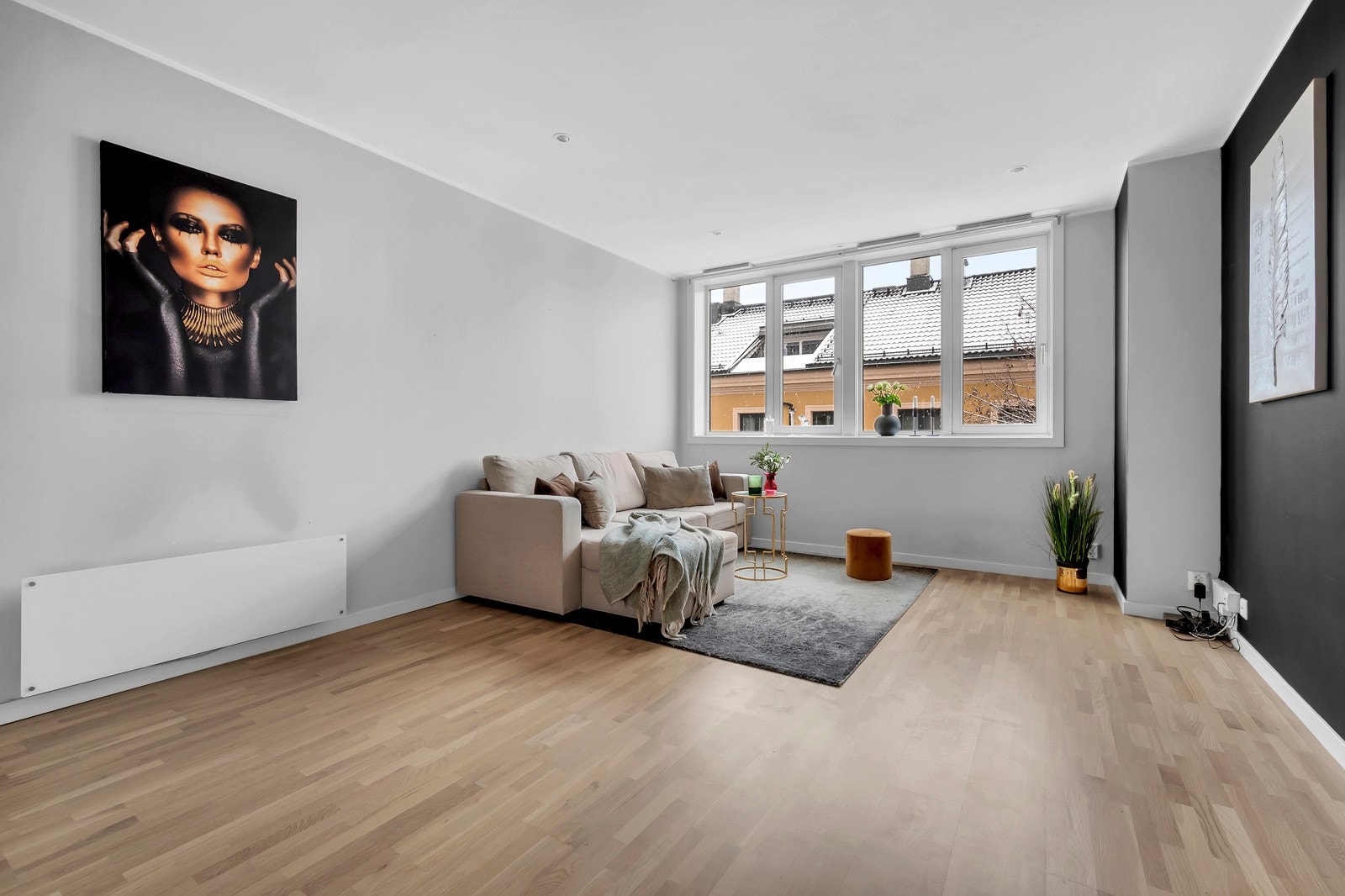 Stor og åpen stue, med god plass tiv sofagruppe og annen diverse innredning. Galleribilde