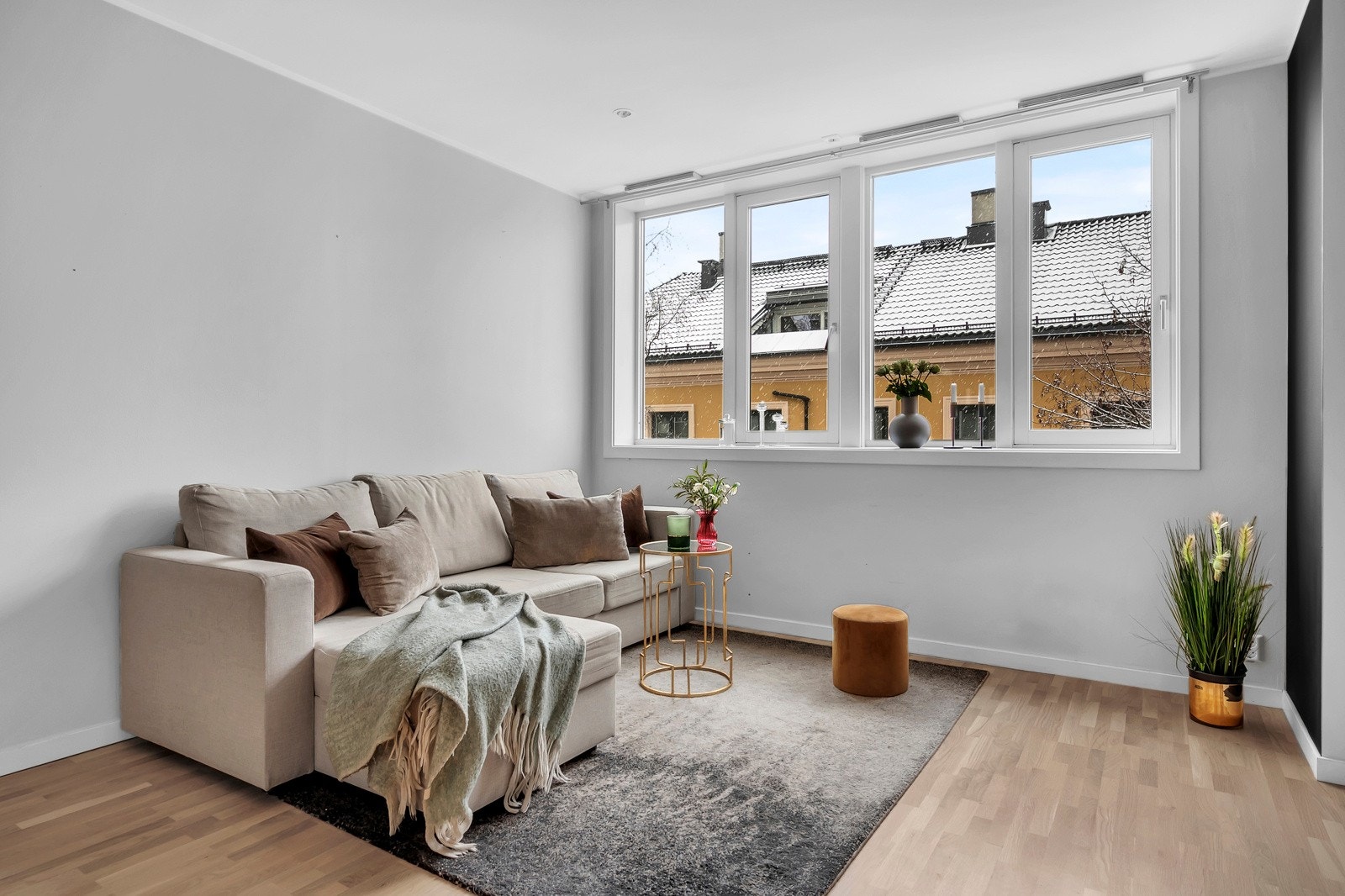 Store vinduer som gir flott naturlig belysning. Galleribilde