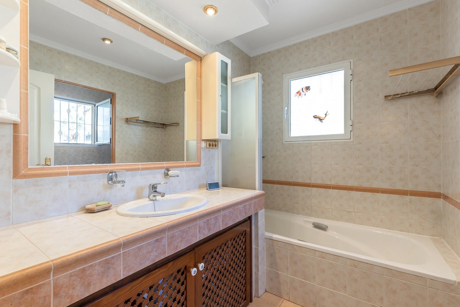 Stort bad, med badekar og dusj Galleribilde