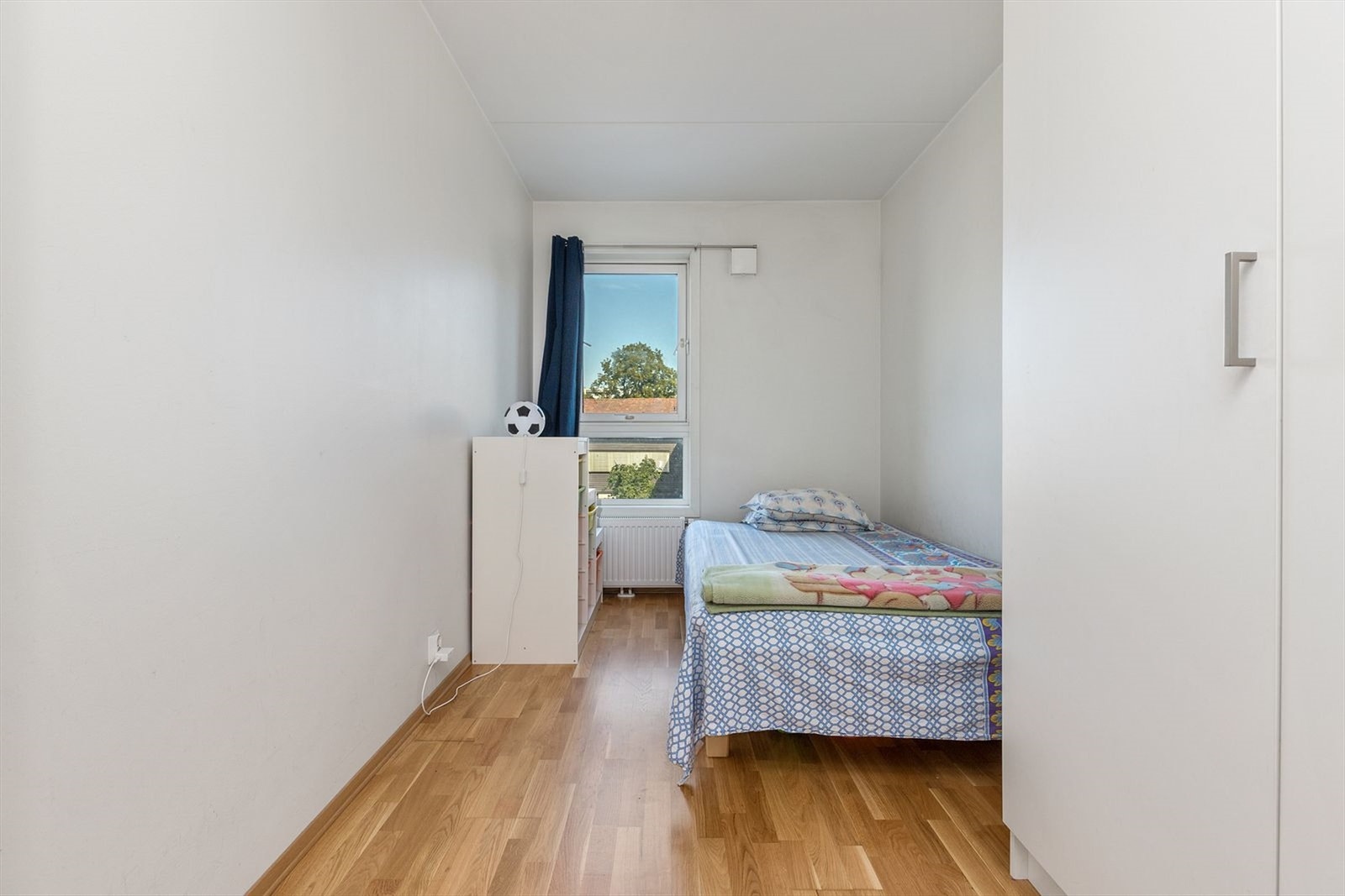 Boligens andre rom, også med seng og garderobe. Galleribilde