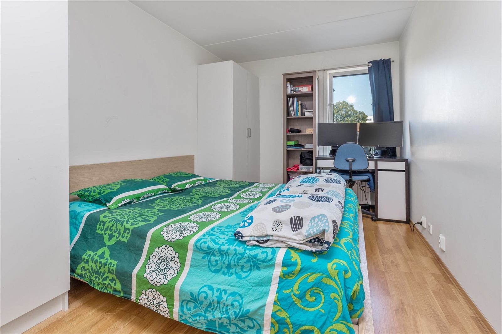 Hovedsoverom med dobbeltseng og to store garderobeskap. Galleribilde