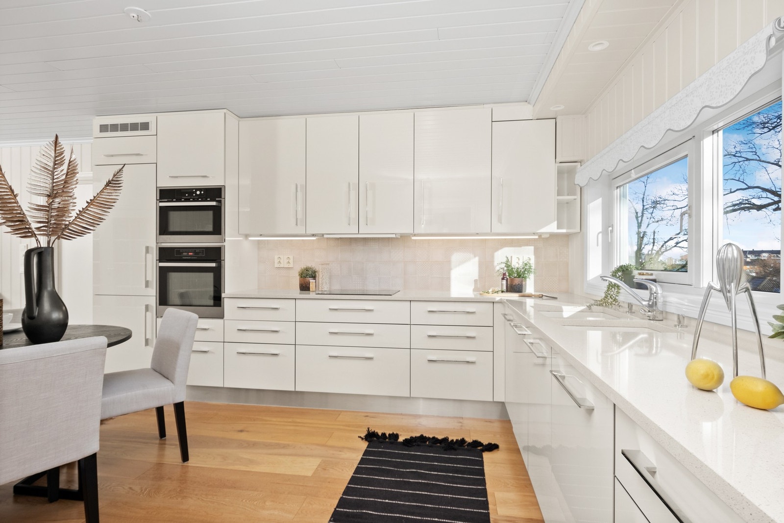 Kjøkkenet ligger avgrenset i den ene enden av stuen, slik at det blir en fin balanse mellom sosial matlaging og skjermet arbeidsplass. Galleribilde