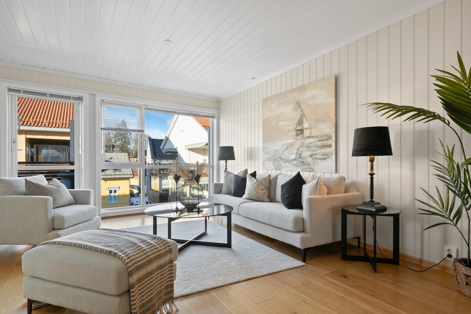 Stuegulvet har 1-stavs parkett med varme, mens veggene er kledd med lysmalte panelplater. Galleribilde