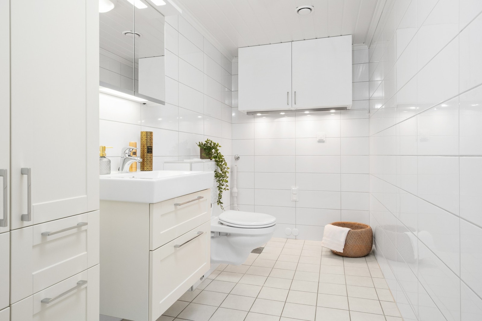 Vaskerommet har samme type fliser som badet, og er utstyrt med gulvvarme, vegghengt toalett og opplegg for vaskemaskin. Galleribilde