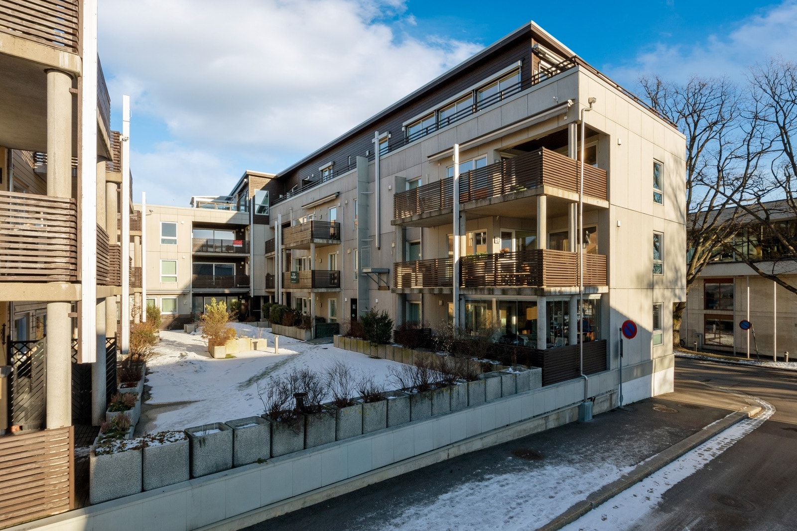 Sameiet har en fin bakhage med grøntarealer, blomsterkasser og stemningsfull belysning. Galleribilde