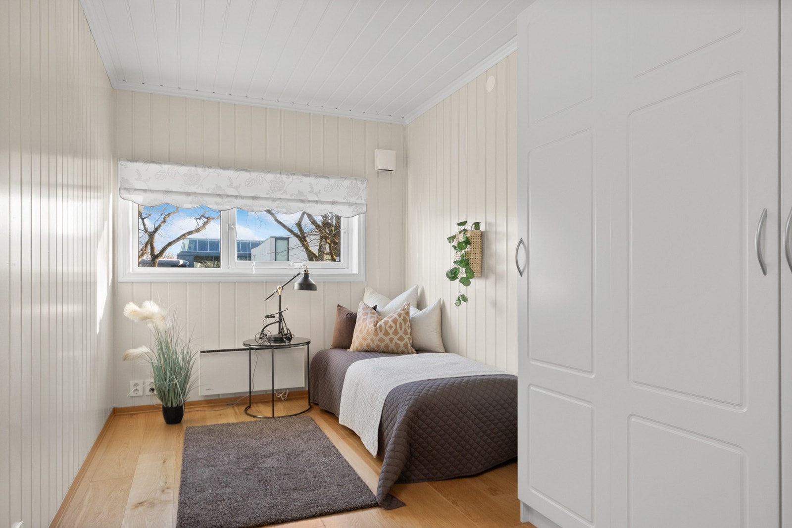 To pene soverom ligger i en egen fløy med badet. Galleribilde