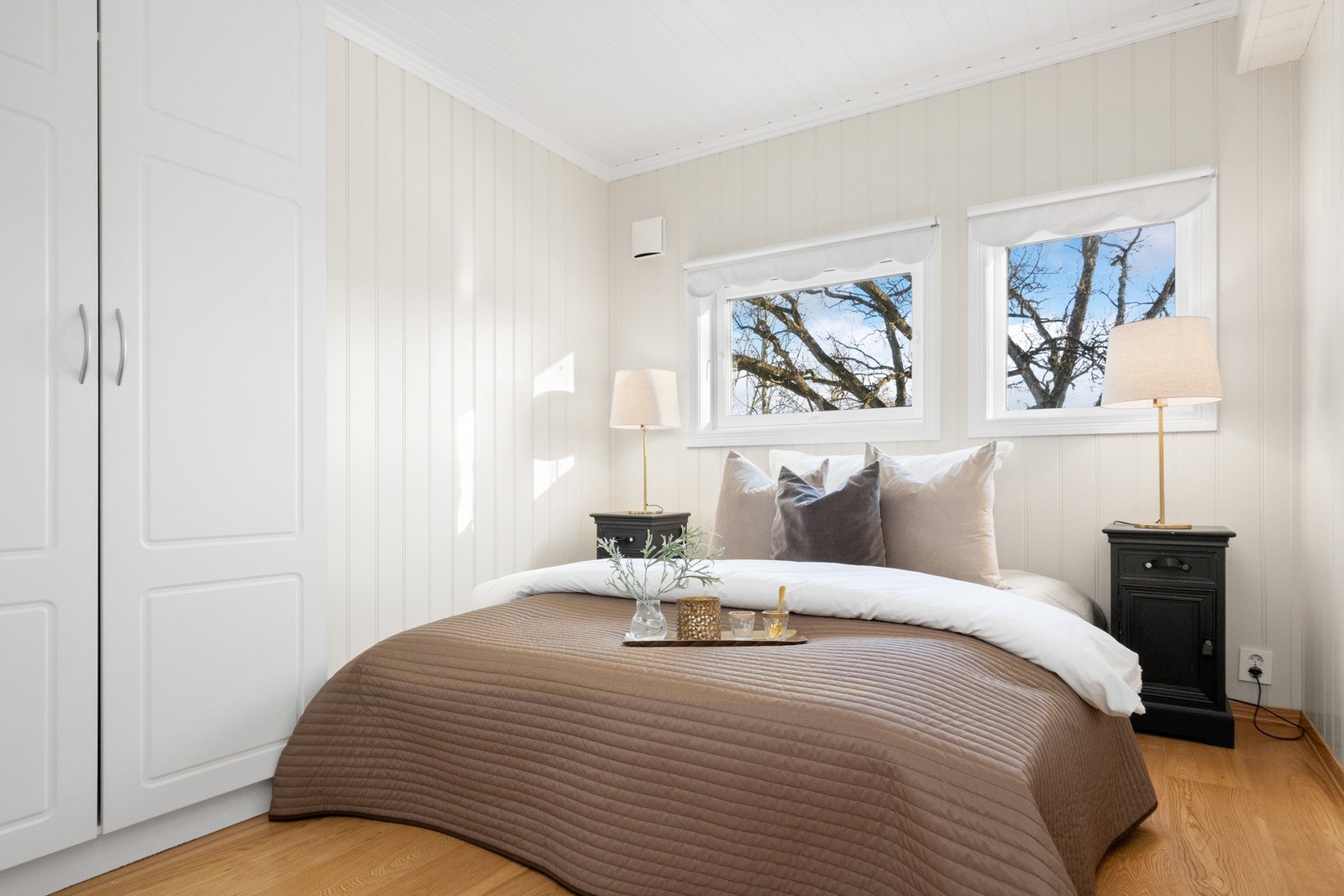 Hovedsoverommet har plass til dobbeltseng, og begge rommene har et garderobeskap med hvite fronter. Galleribilde