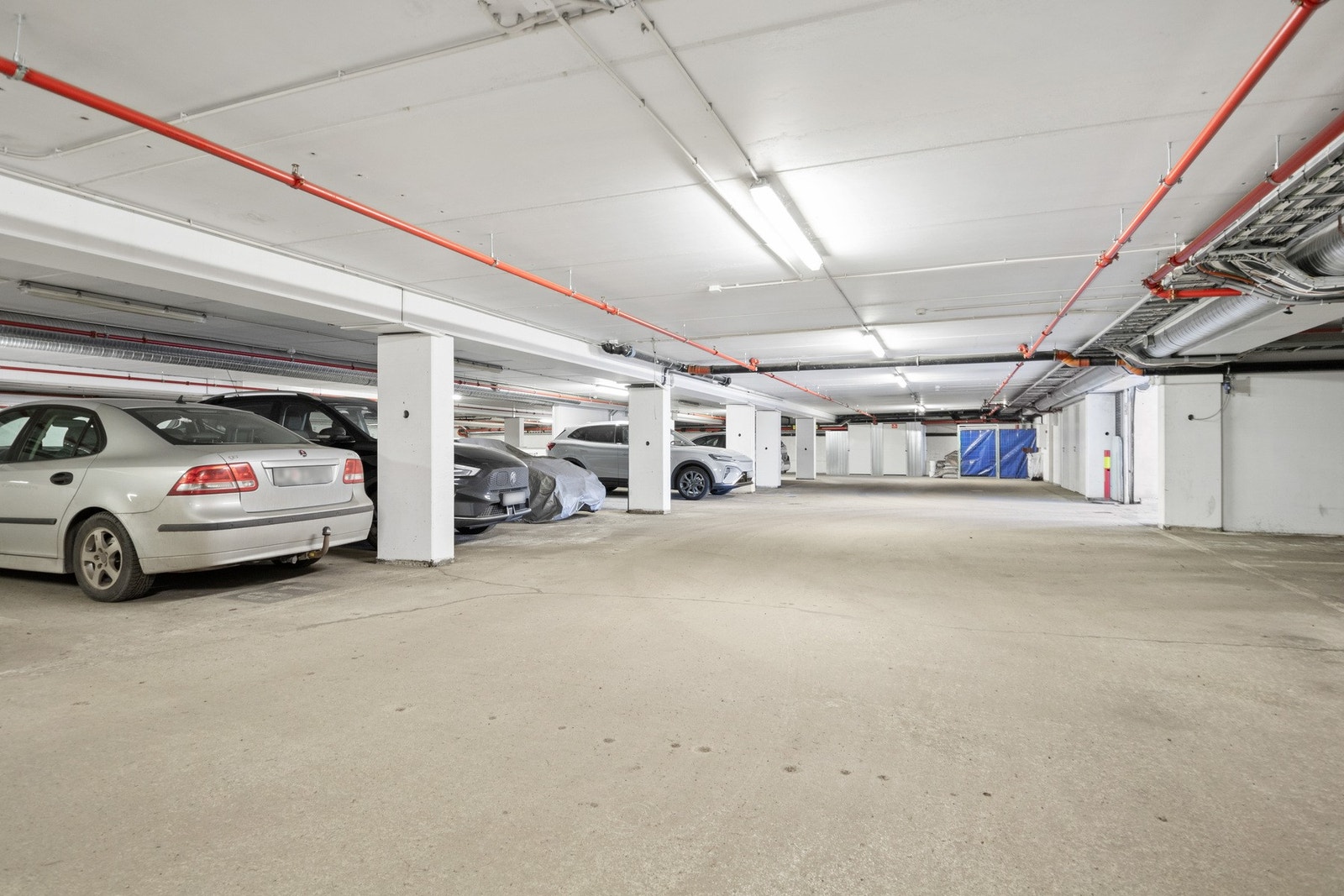 Leiligheten disponerer en egen biloppstillingsplass i et felles garasjeanlegg. Garasjen har enkel adkomst via en heis i bygget. Galleribilde