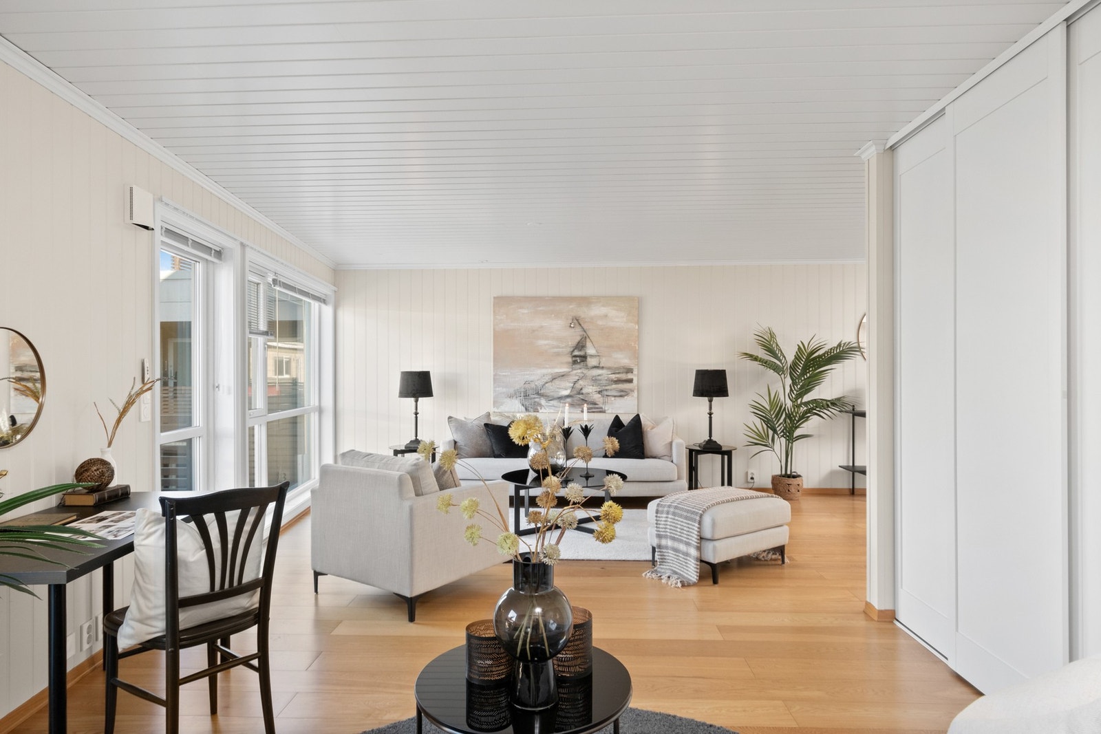 Møbleringsfriheten er svært god, og en stor, plassbygget skyvedørsgarderobe glir sømløst inn og gir praktisk oppbevaring av diverse utstyr. Galleribilde