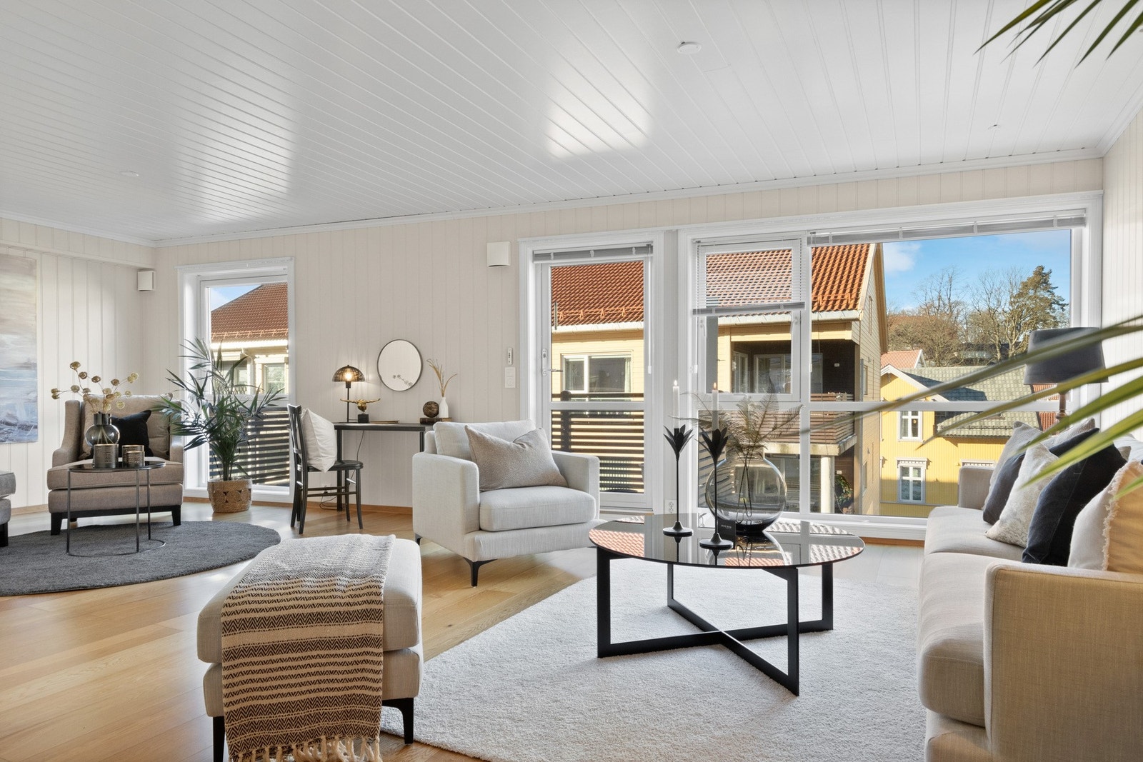 Stuen er åpen og innbydende med gulvvarme og godt gjennomlys. Galleribilde