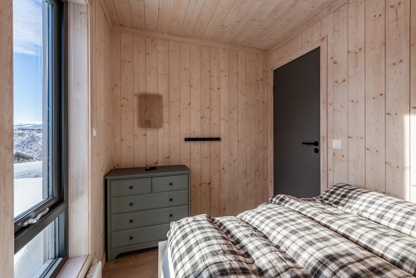 Plass til en dobbeltseng eller køyseng med kommode eller en mindre garderobeløsning. Galleribilde