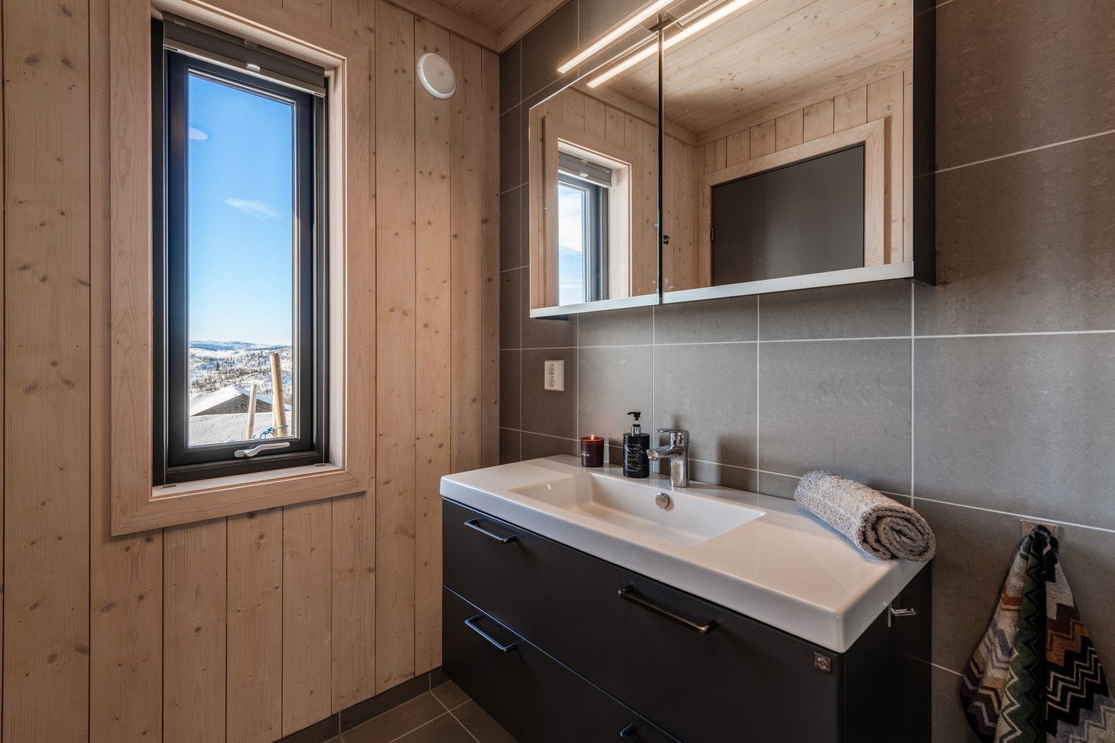 Badet har servant med innredning, toalett og hjørnedusj. Galleribilde