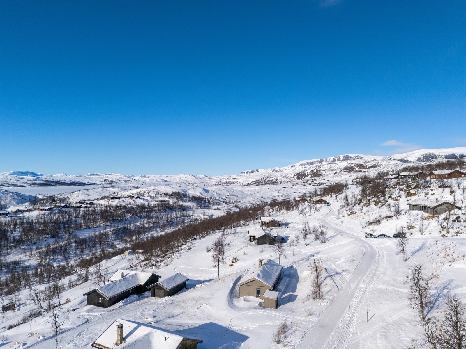 Fra eiendommen har du nydelig utsikt mot Hallingskarvet, videre inn mot Bergsjø området og nedover i dalen. Galleribilde