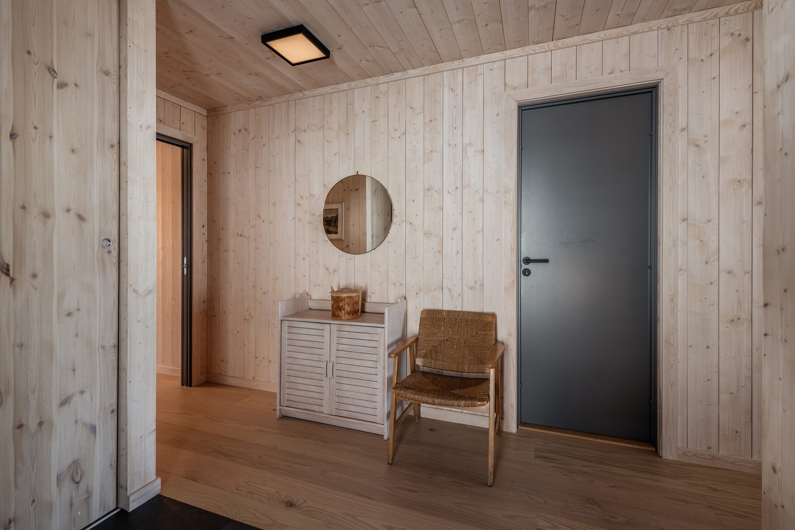 Hytten har en gjennomtenkt stil med svarte detaljer gjennom hele. Galleribilde