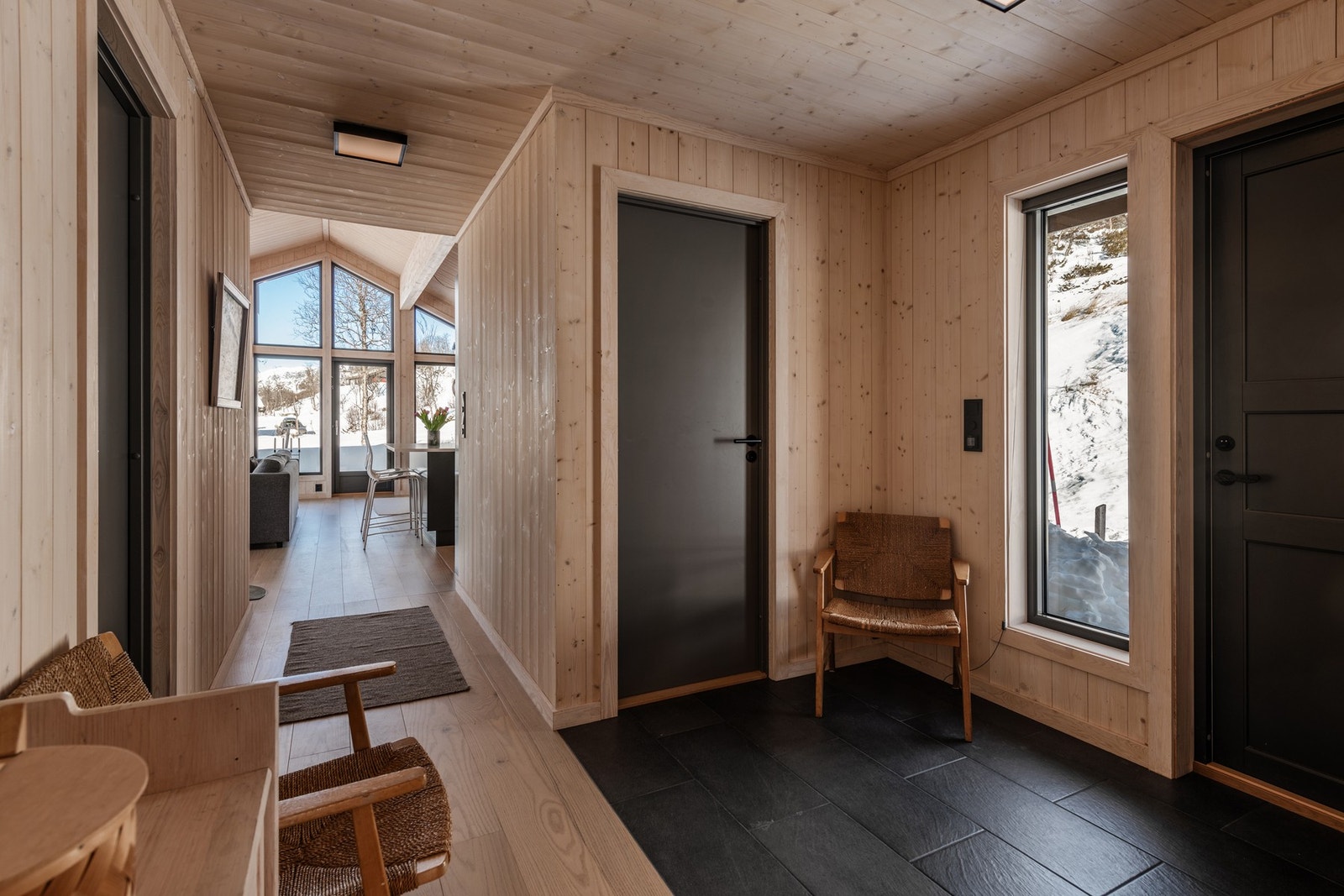 Du kommer inn i hytten til en rolig atmosfære med hall videre inn til stue og soverommene. Galleribilde
