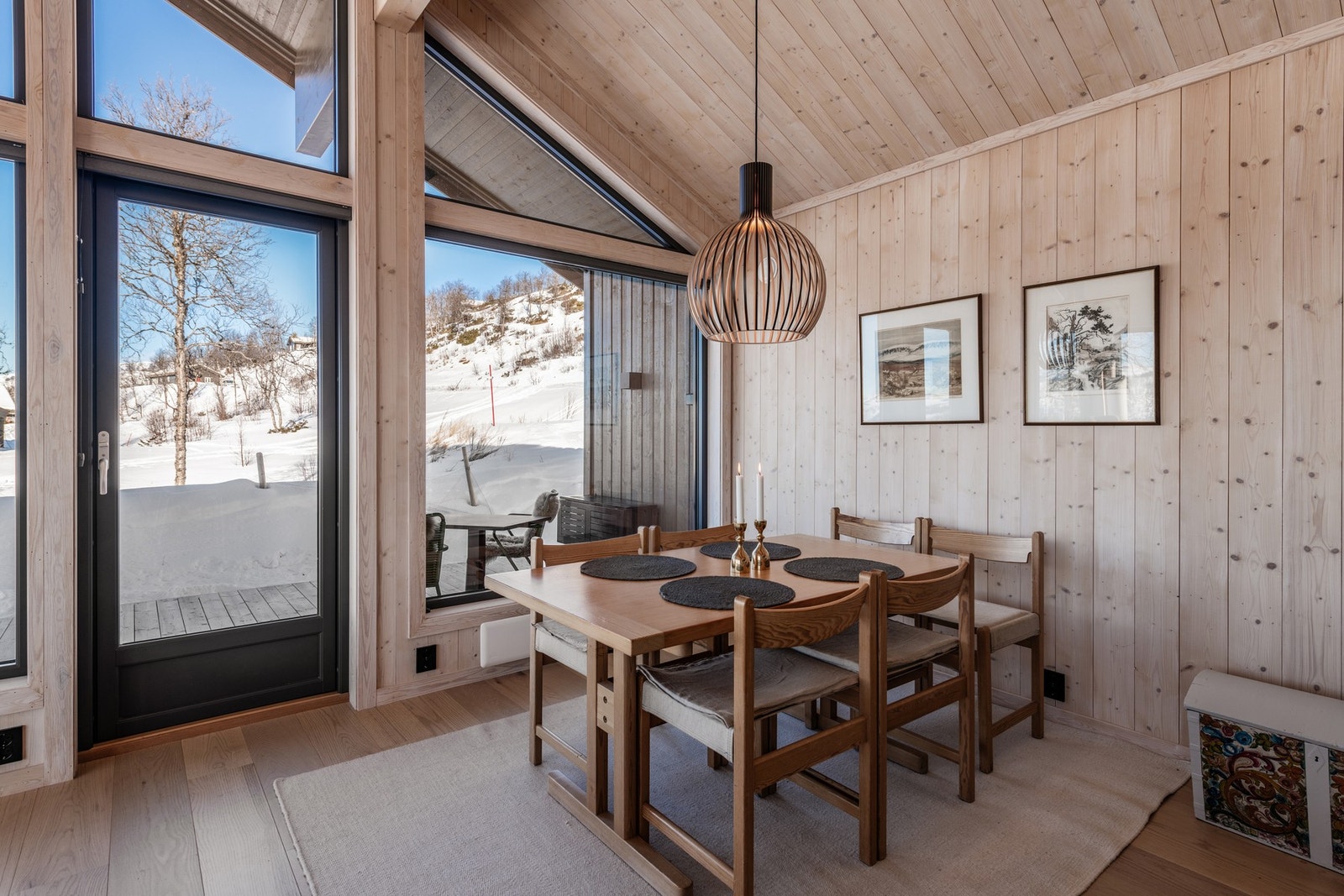 Utgang til verandaen fra spisestuen. Dette gjør det enkelt å komme seg ut i finværet. Galleribilde