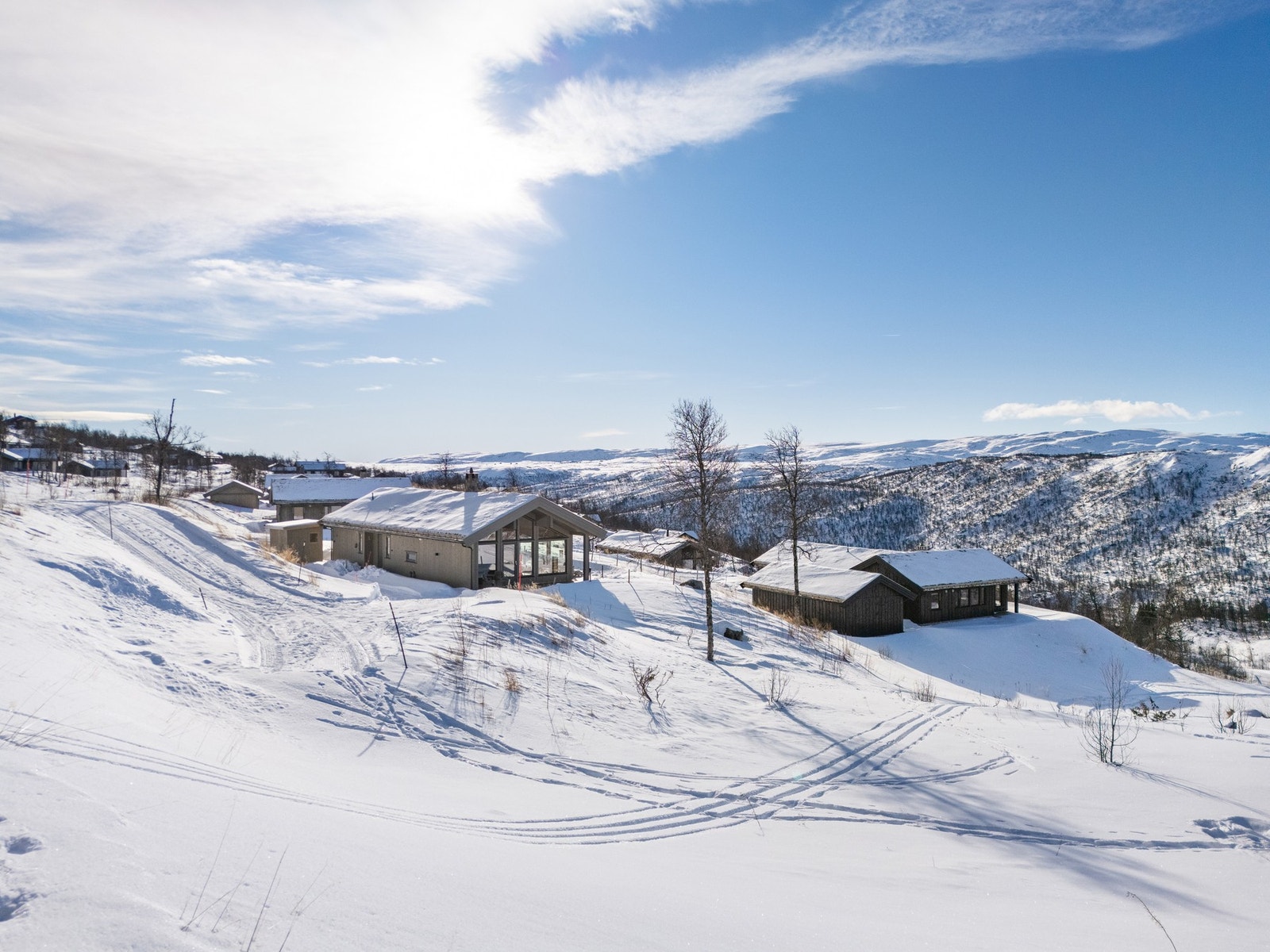Sol og snøsikker beliggenhet. Med utsikt mot snøkledde topper på vinteren. Galleribilde