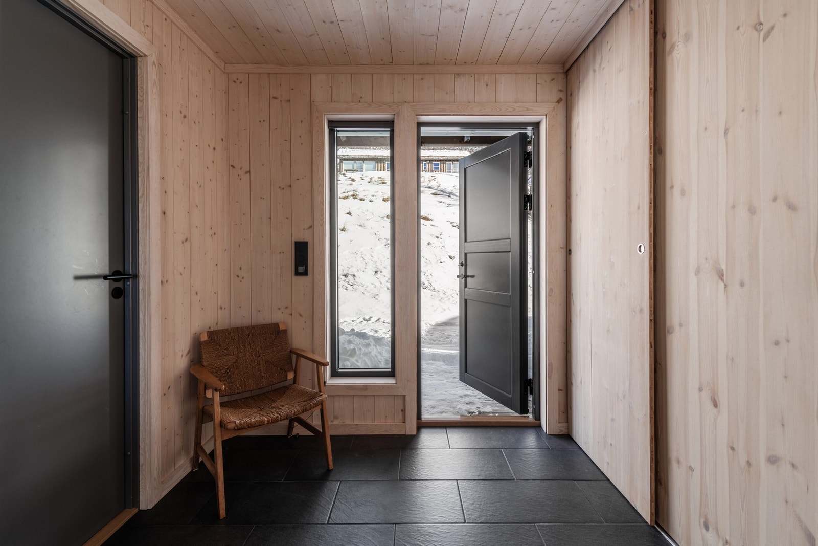 Her blir du møtt med mørke fliser og trepanel på veggene. Galleribilde