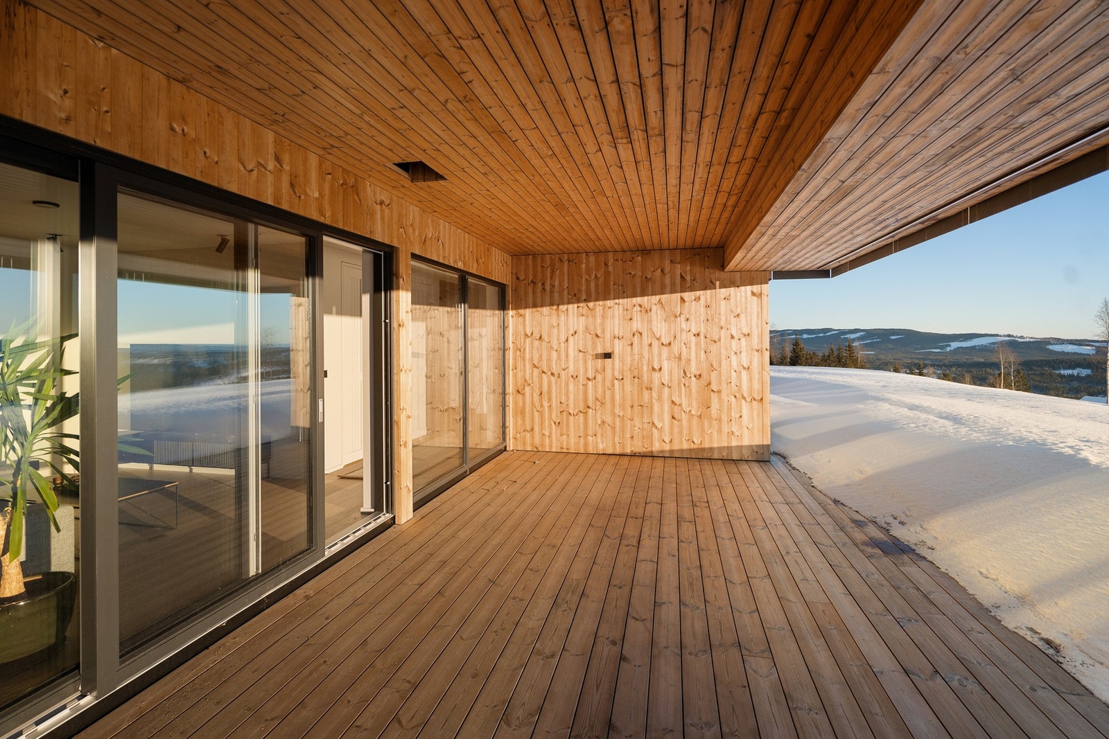 Takoverbygget terrasse ved bassengområde. Galleribilde