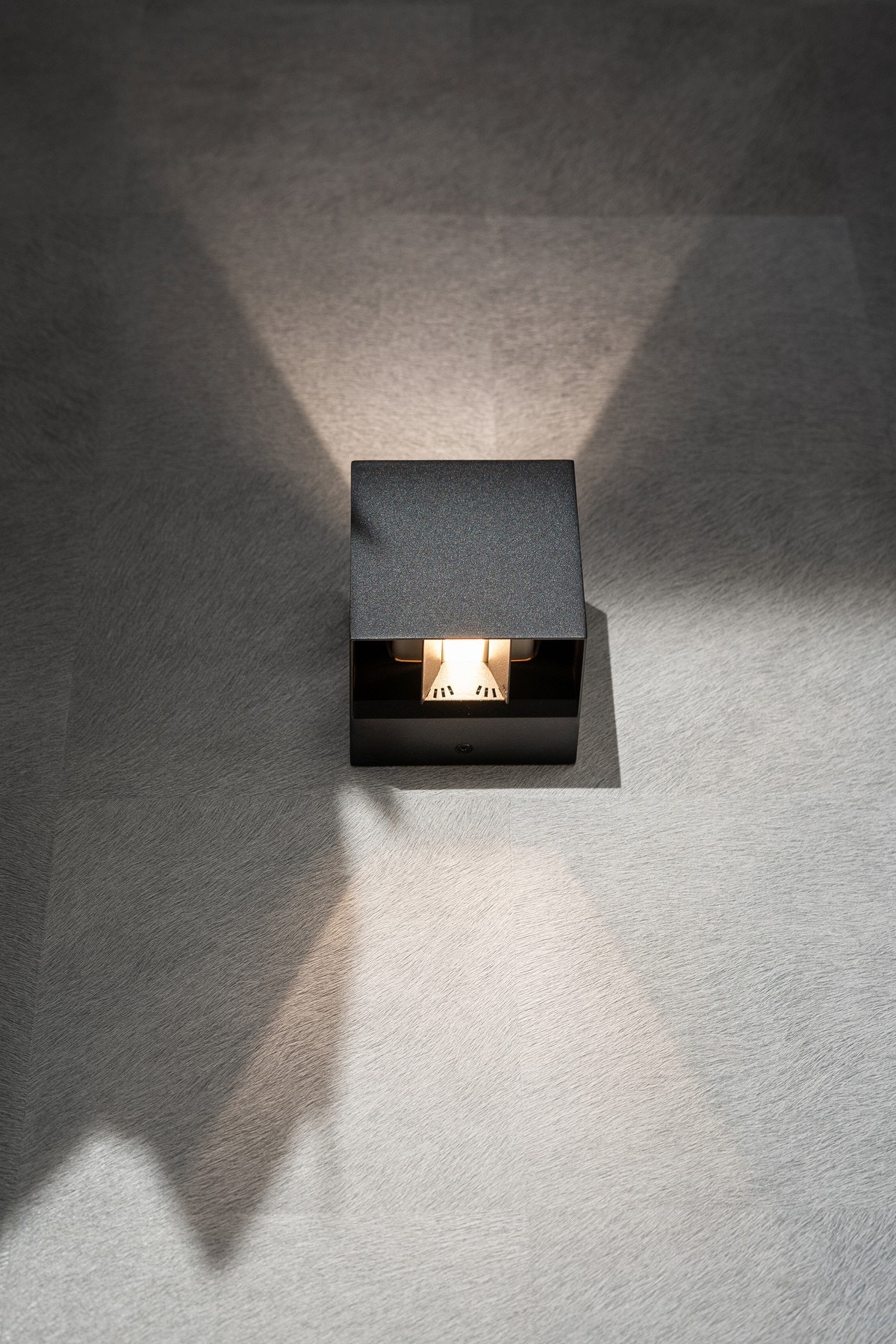 Innvendig er det gjennomgående bruk av spotter, vendbare spotlights og vendbare spotlights på skinner. Galleribilde