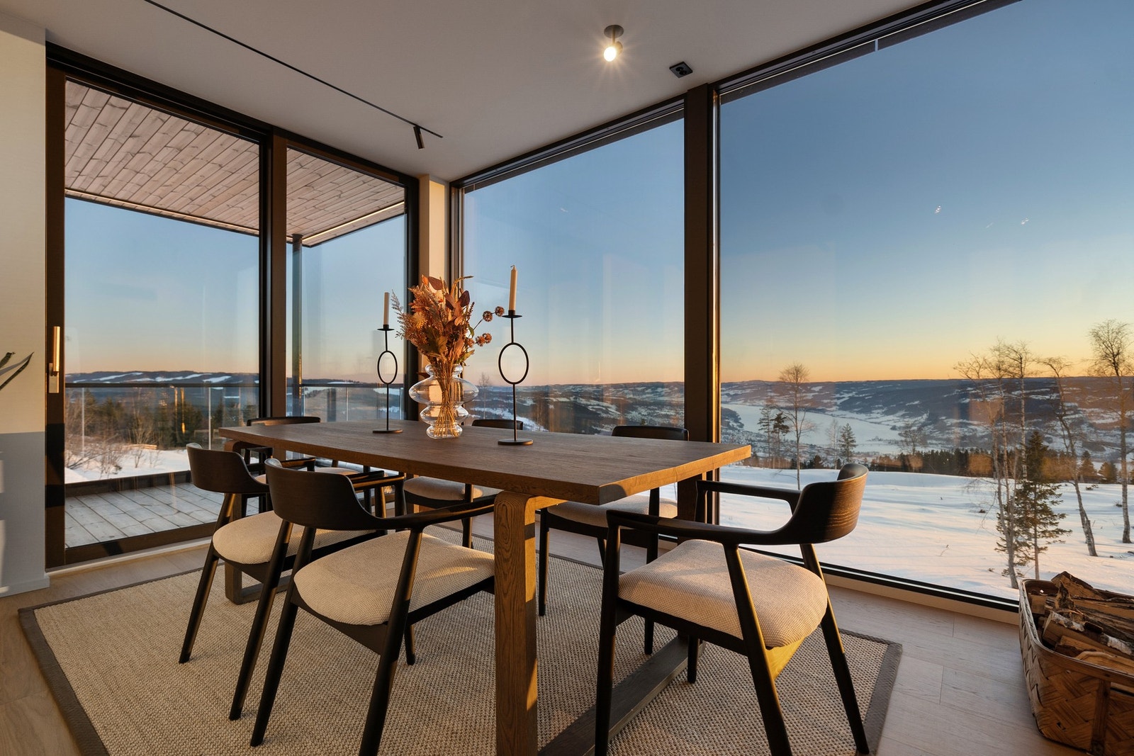 Fra spisestuen har du direkte tilgang til en sørvestvendt overbygget veranda hvor morgenkaffen kan nytes med utsikt utover byen. Galleribilde