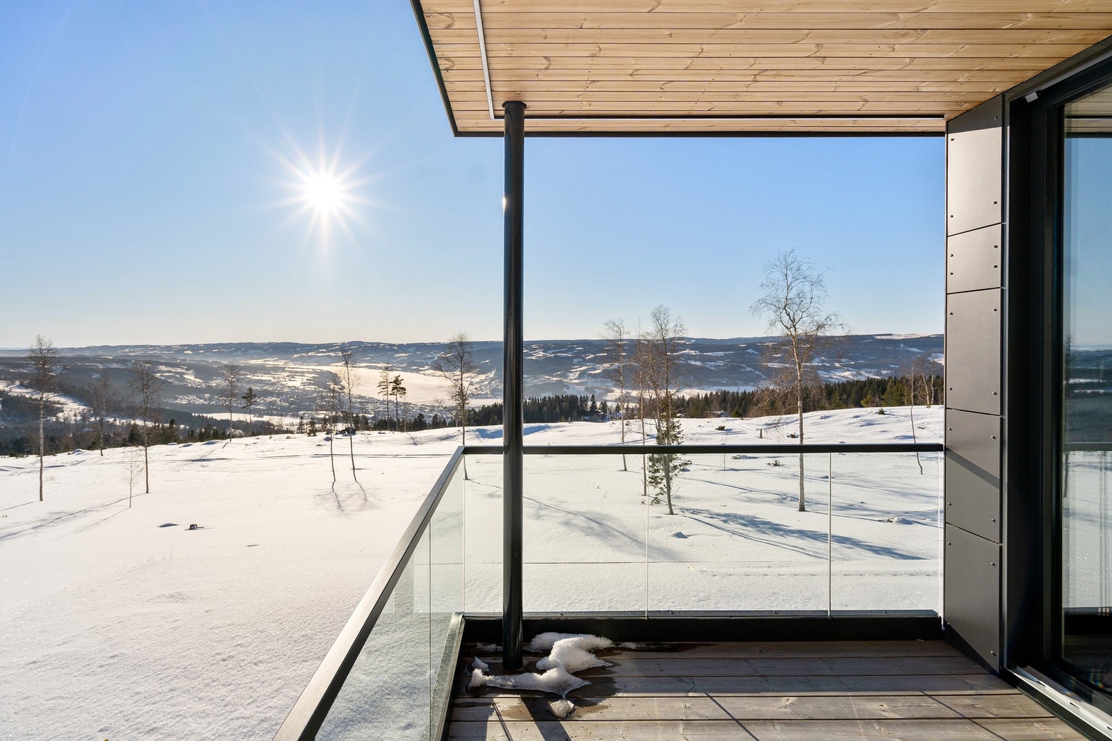 Nyt morgenkaffen med utsikt over byen. Galleribilde