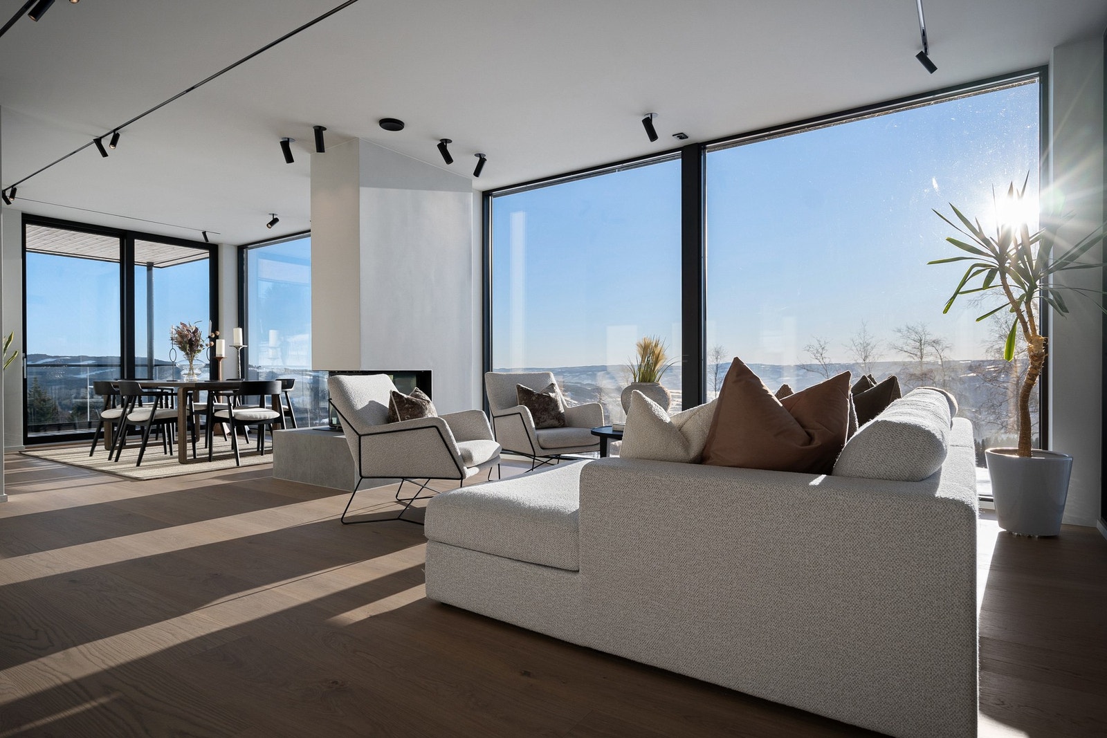 Stuen er et romslig og fleksibelt område hvor du enkelt kan tilpasse innredningen etter dine behov. Galleribilde