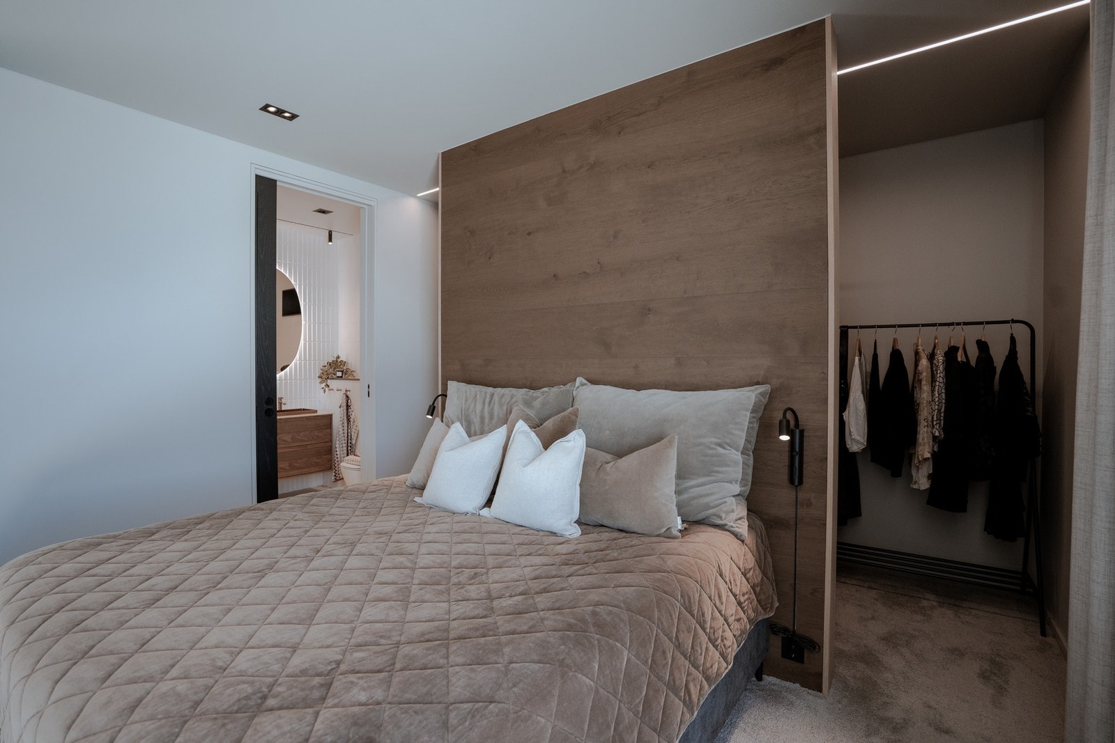 Lekkert master bedroom med eget bad og walk-in garderobe. Galleribilde