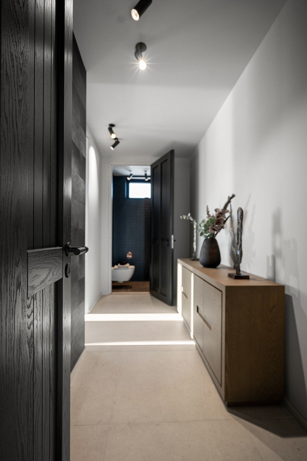 Lekker gang som fører deg til toalettrom, kjøkken eller garasjen. Galleribilde