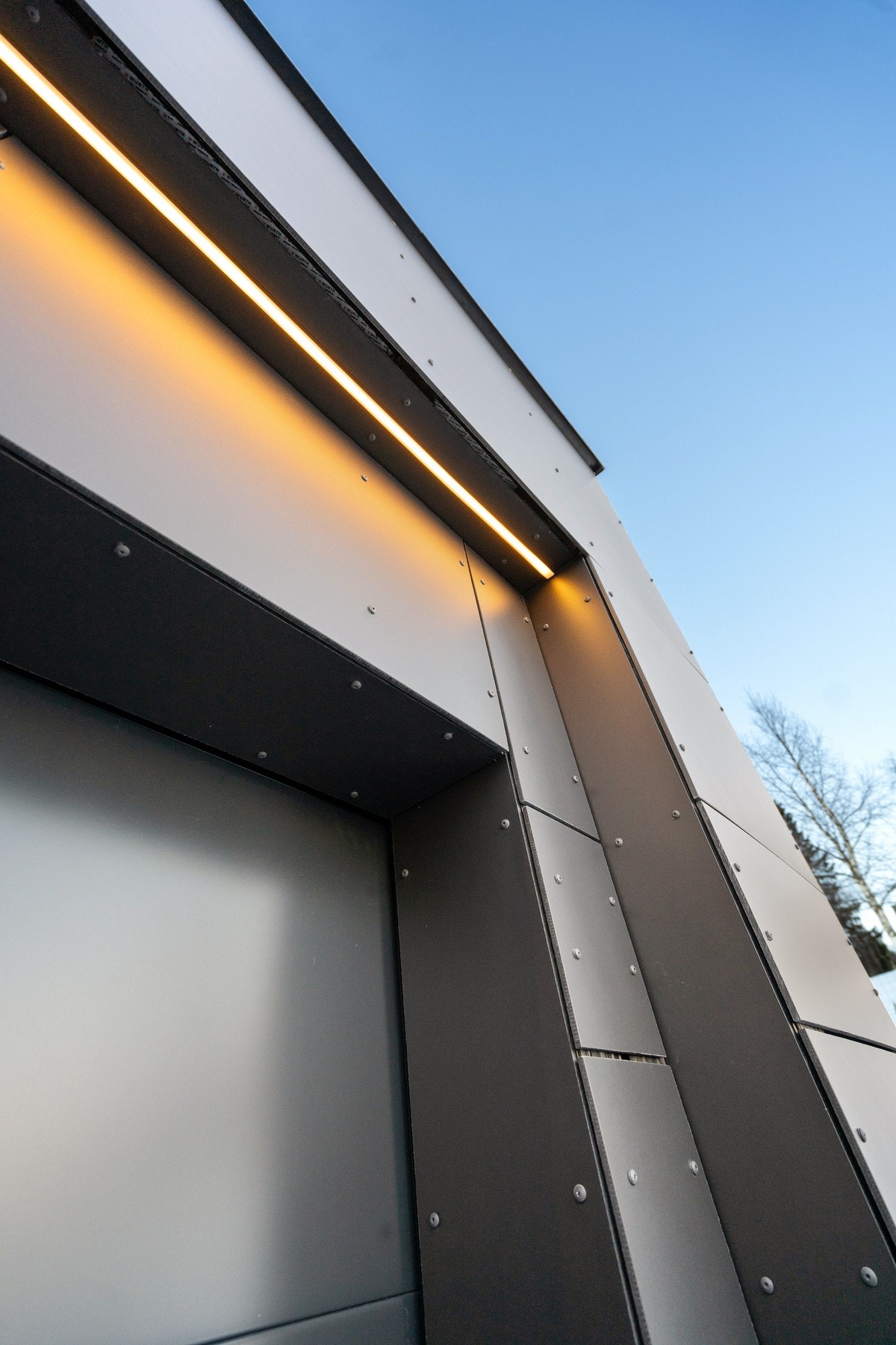 Ledlys over garasjeporten. Galleribilde