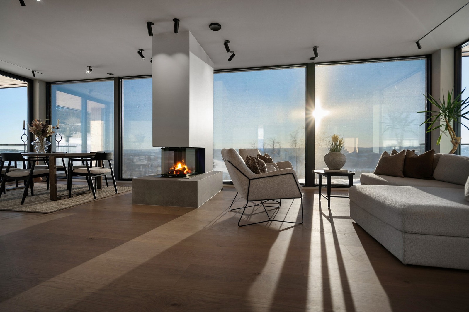 De store vinduene slipper inn rikelig med naturlig lys og du får en fantastisk utsikt til byen og naturen rett utenfor. Galleribilde