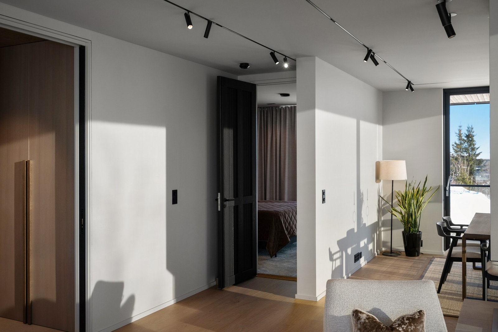 Høye, massive Dører levert av Jømna Bruk preger boligen på en eksklusiv måte Galleribilde