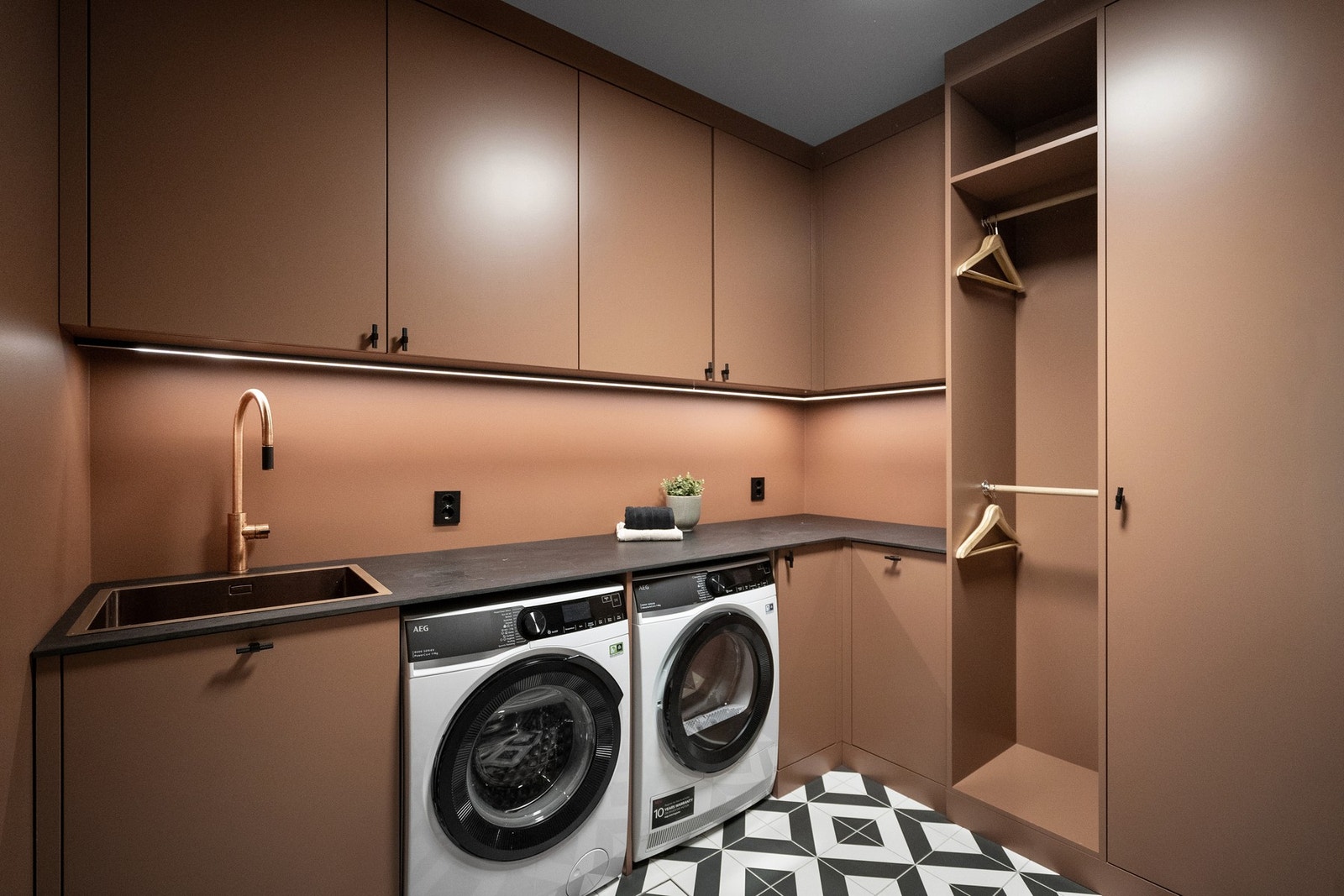 Lekkert og praktisk vaskerom med innredning fra Elen. Galleribilde