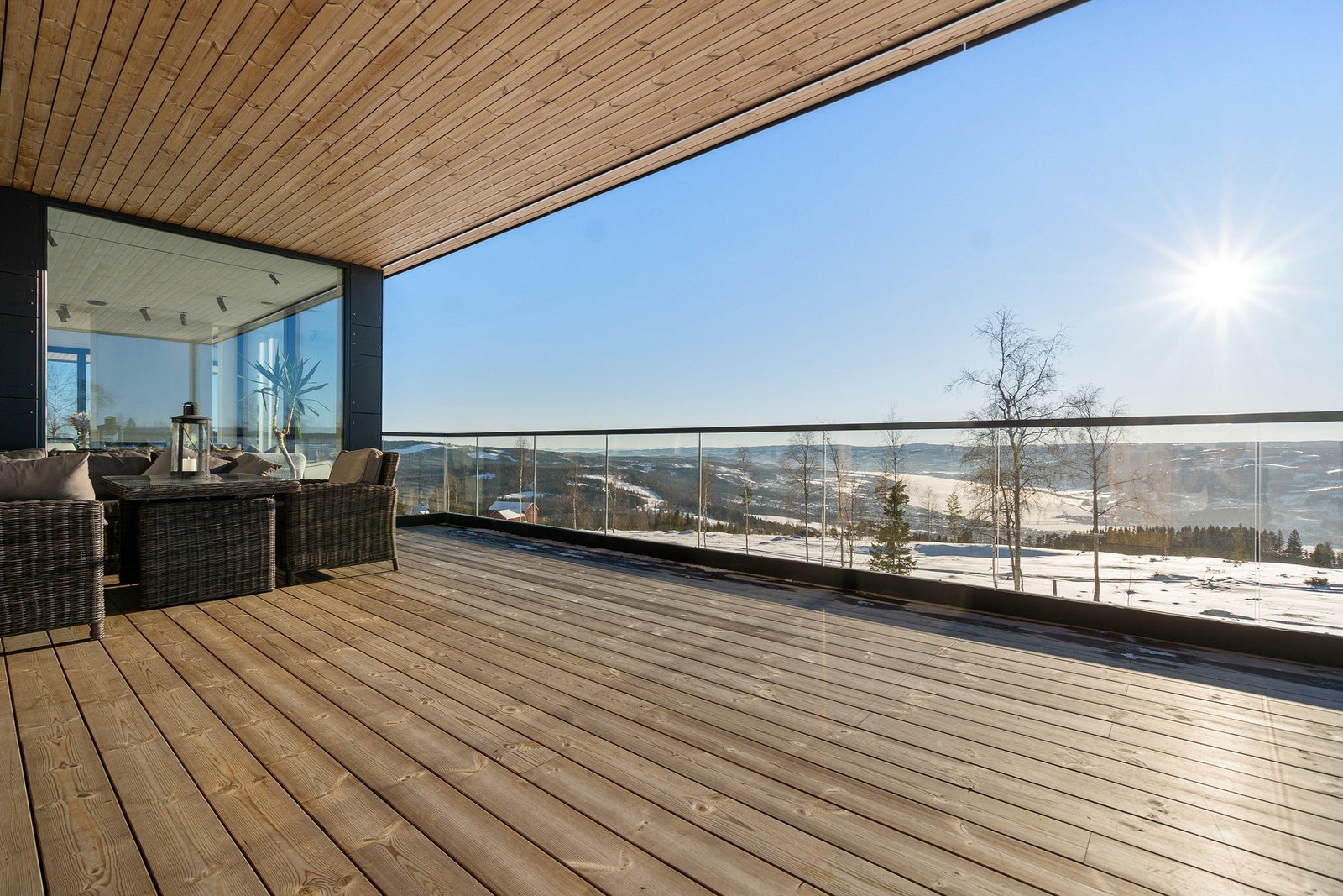 Romslig overbygget veranda med adkomst fra kjøkken. Solrikt! Galleribilde