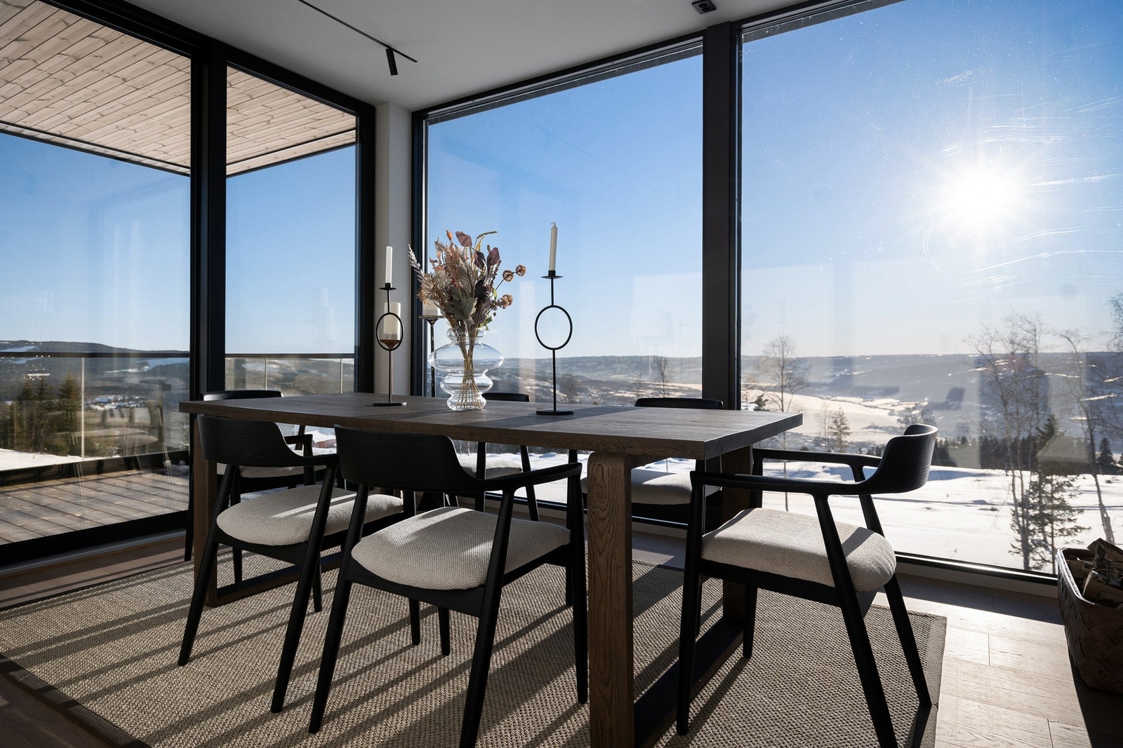 Med store vinduer fra gulv til tak, flommer naturlig lys inn og gir deg en følelse av å være i ett med omgivelsene. Galleribilde