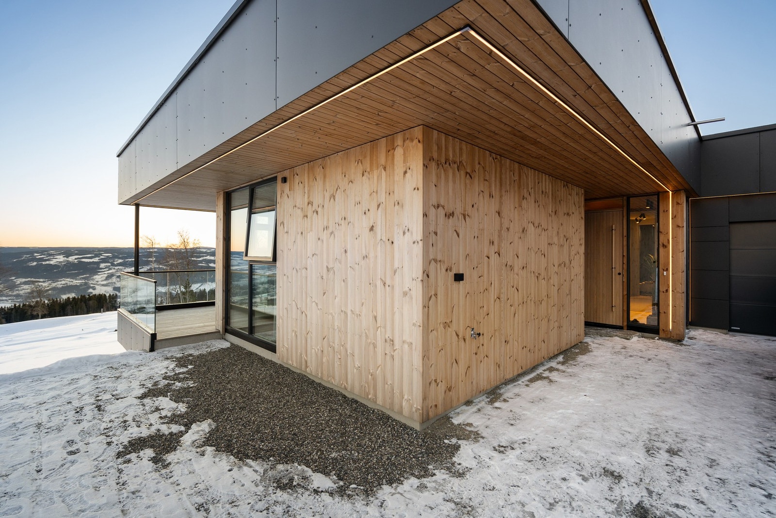 Fasade/gårdsplass. Galleribilde