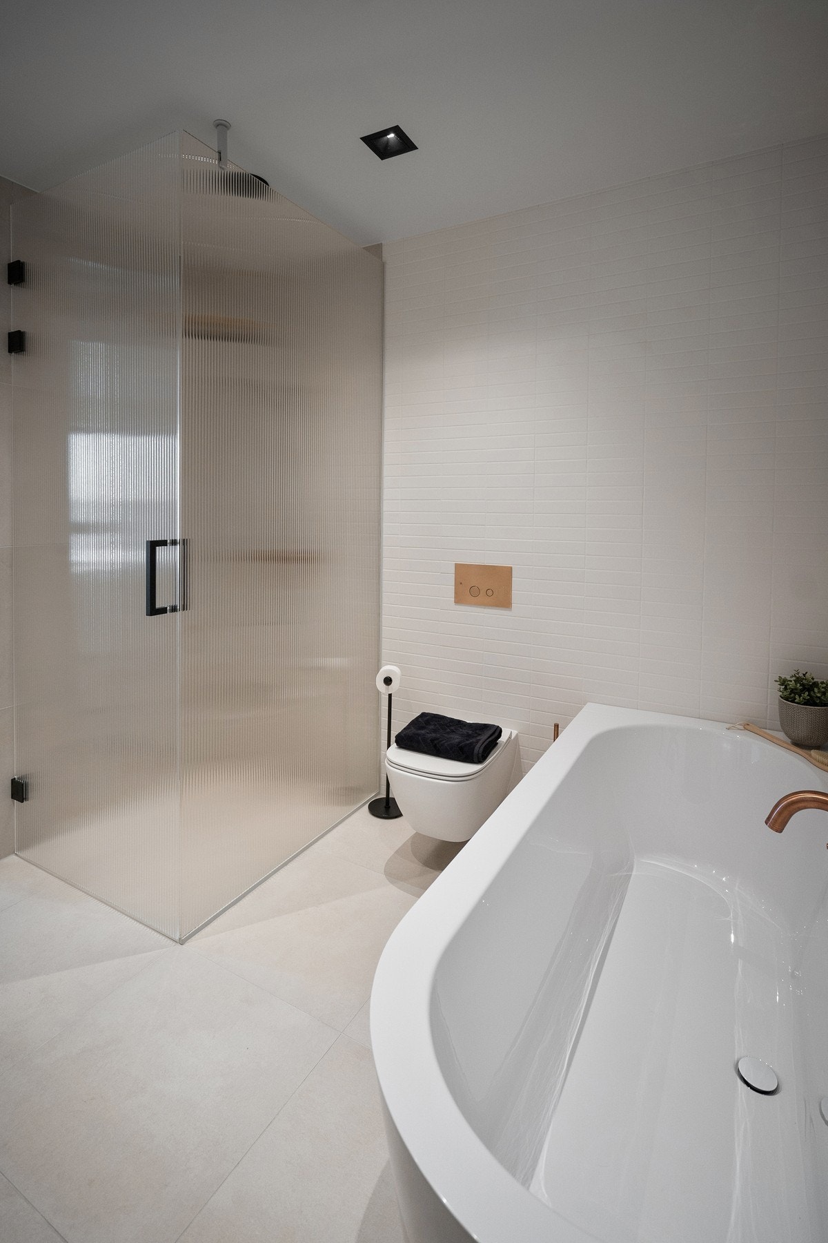 Badet i underetasjen oppleves som en liten relax avdeling, med både dusjnisje, badakar og direkte inngang til romslig badstue. Rommet inviterer til avslapning og velvære. Galleribilde