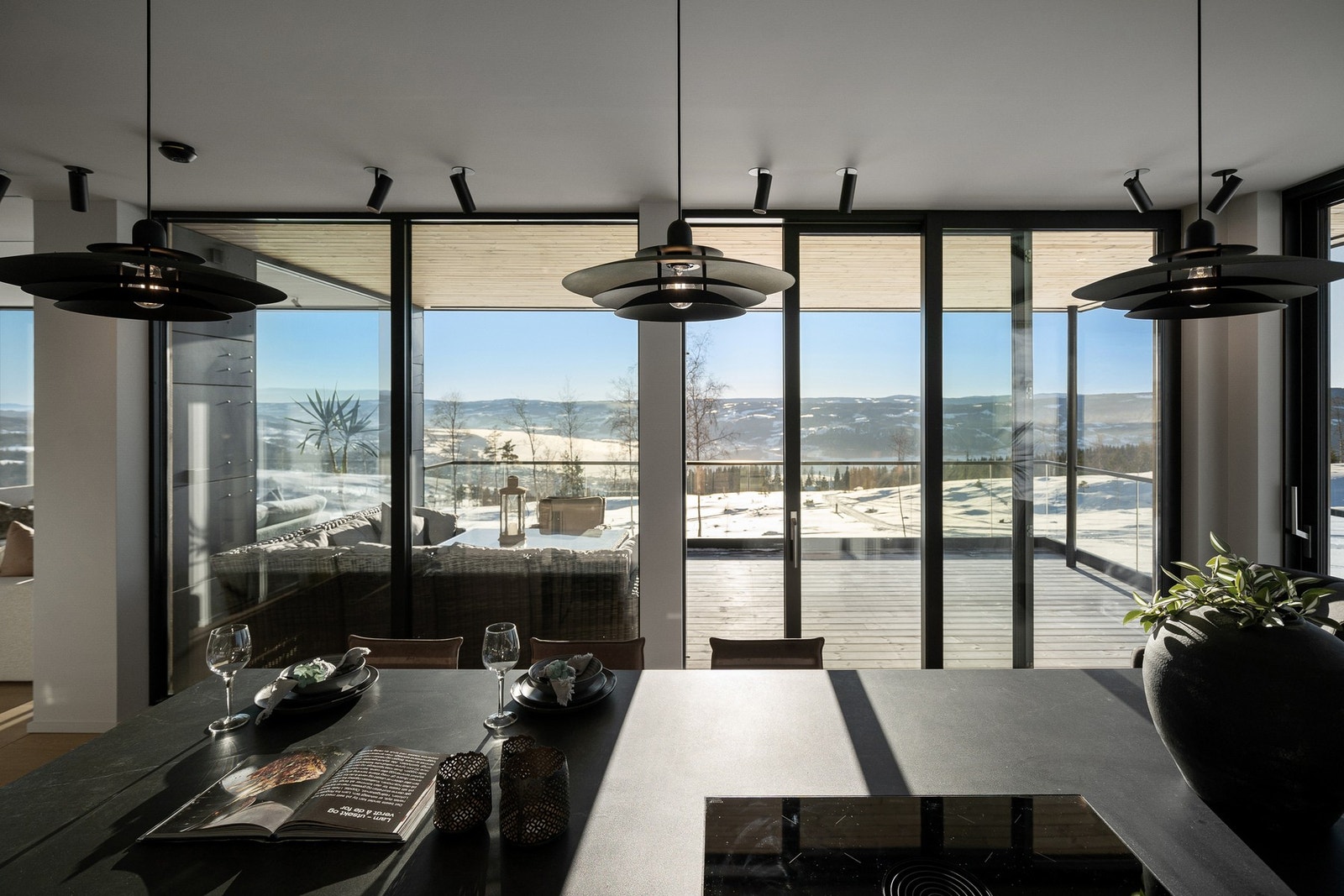 Benkeplate på kjøkken er levert av Gudbrandsdal Steinindustri AS Galleribilde