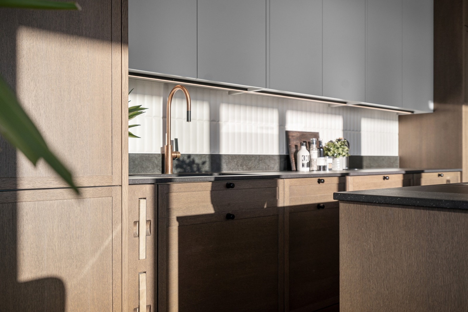 Integrerte hvitevarer som steketopp med avtrekk, komfyr, oppvaskmaskin, vinskap og kjøleskap/fryseskap Galleribilde