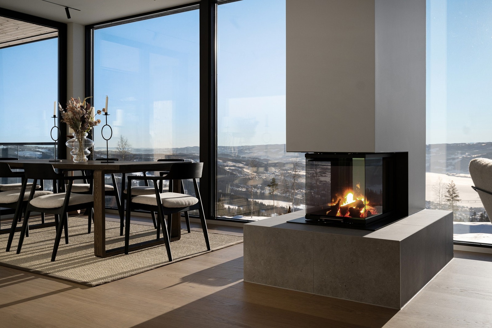 Fra stuen får du også stor glede av peisen som deler rommet i to. Galleribilde