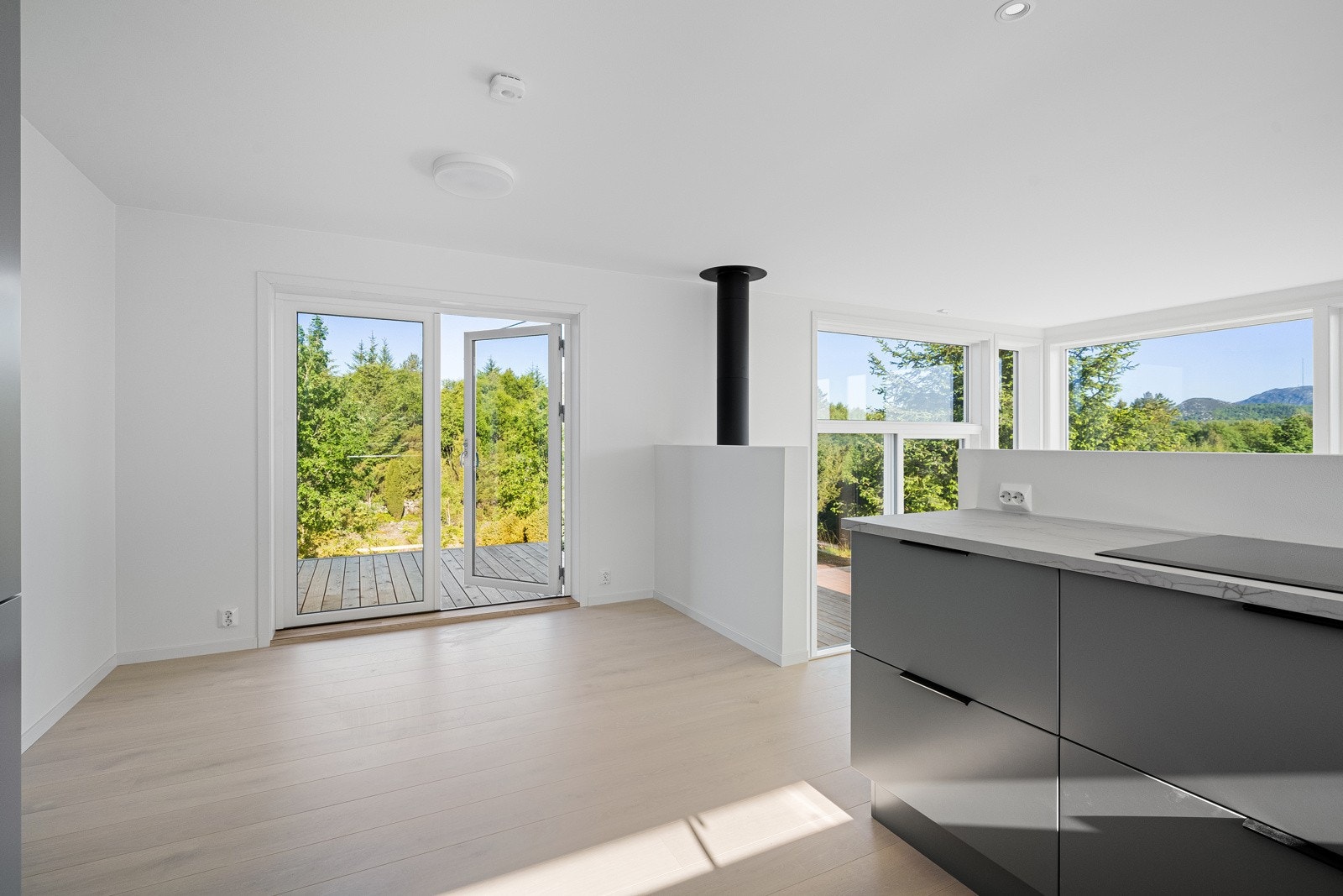 Kjøkken med spiseplass - doble dører til terrasse Galleribilde