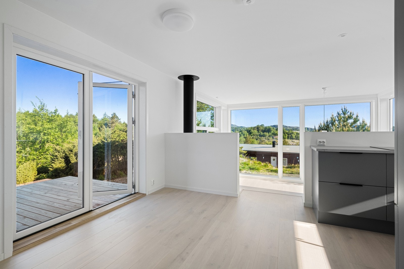 Kjøkken og utgang til terrassen Galleribilde