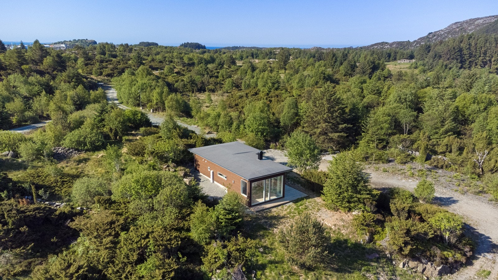 hyttens sørøst side med solrike og lune områder for sittegruppe Galleribilde