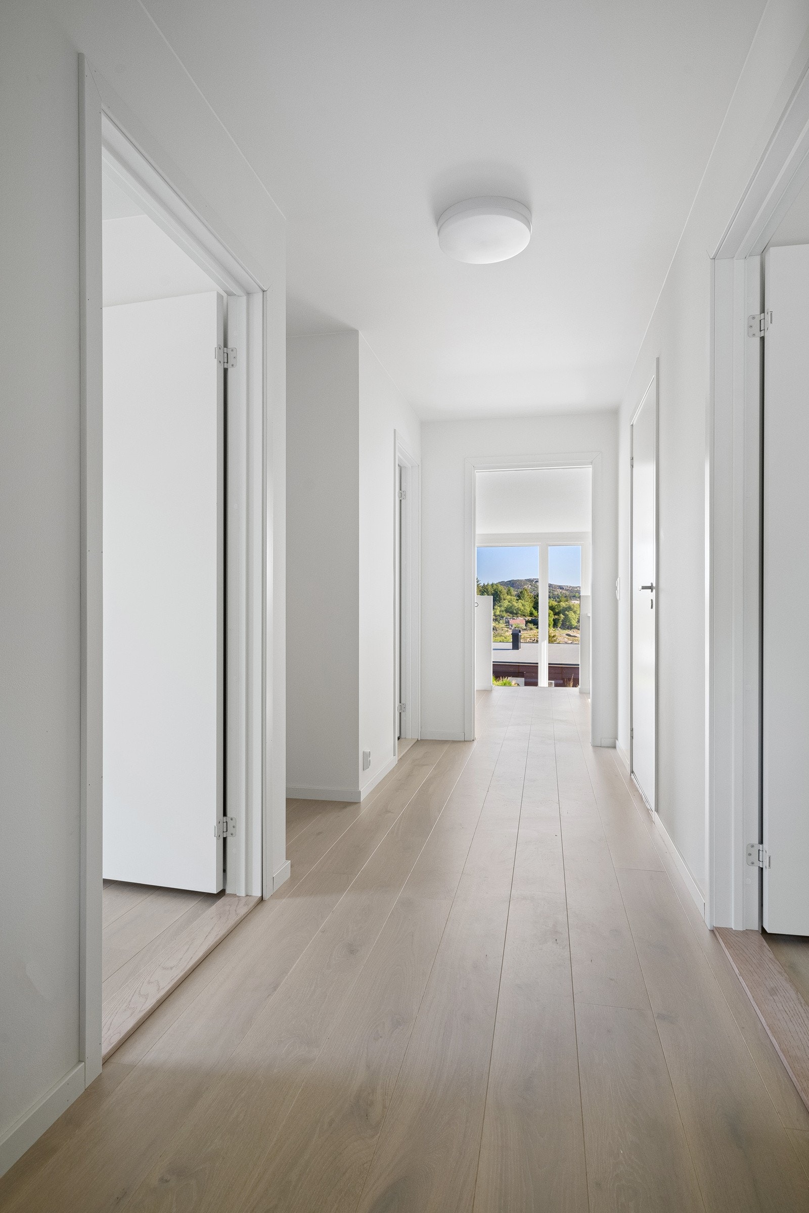 gang med garderobe i nisje Galleribilde